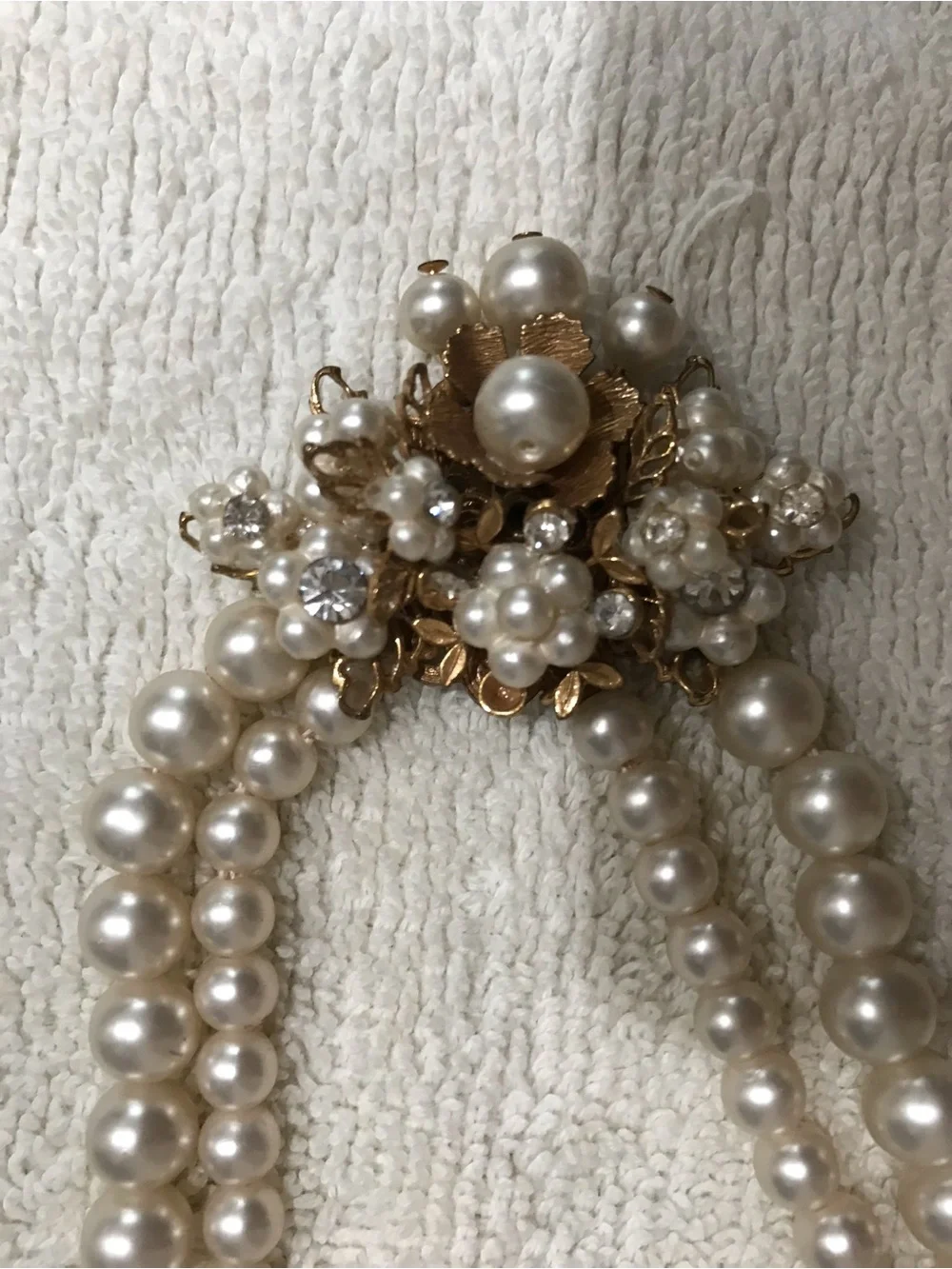 Vintage faux pearl necklace with flowers and rhinestones.